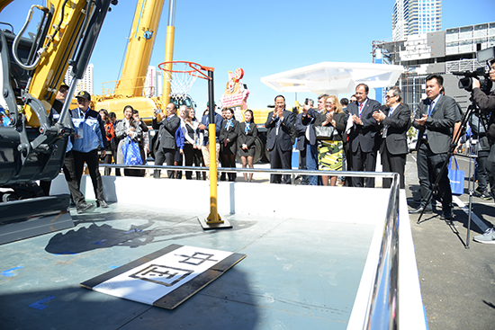 徐工XE35U液壓挖掘機現場揮毫潑墨、投籃表演,成為展場上的“閃亮明星”